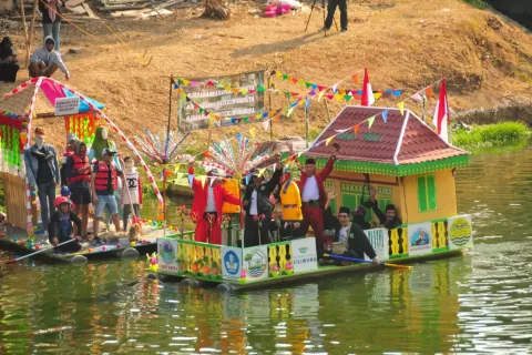 Sebanyak 18 rakit berhiaskan ornamen budaya khas masing-masing provinsi menyusuri aliran sungai Ciliwung-Cisadane dalam Festival Lumbung Sungai di Banjir Kanal Timur, Jakarta, Minggu (29/10/2023). (Foto: Kemendikbudristek).
