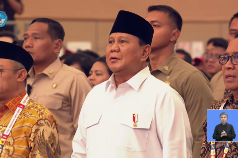 menyanyikan lagu Indonesia Raya