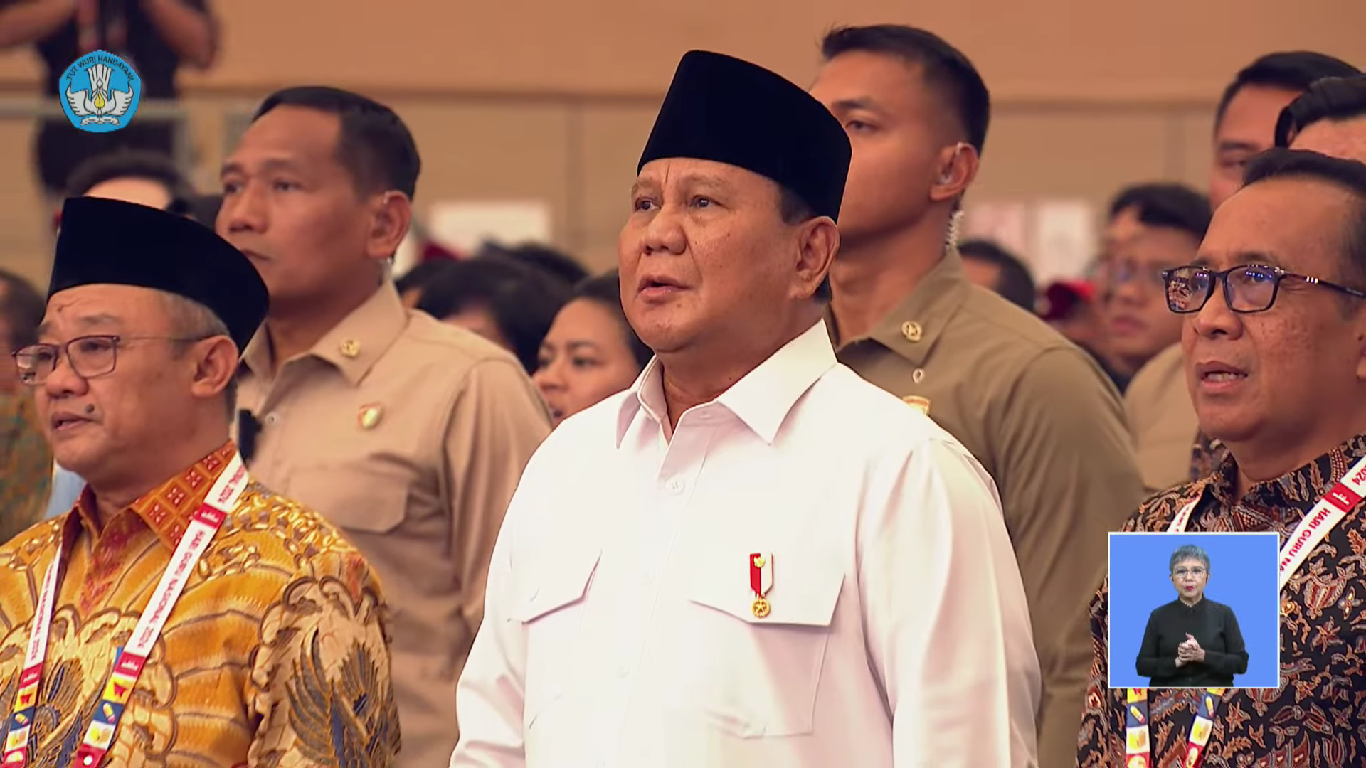 menyanyikan lagu Indonesia Raya