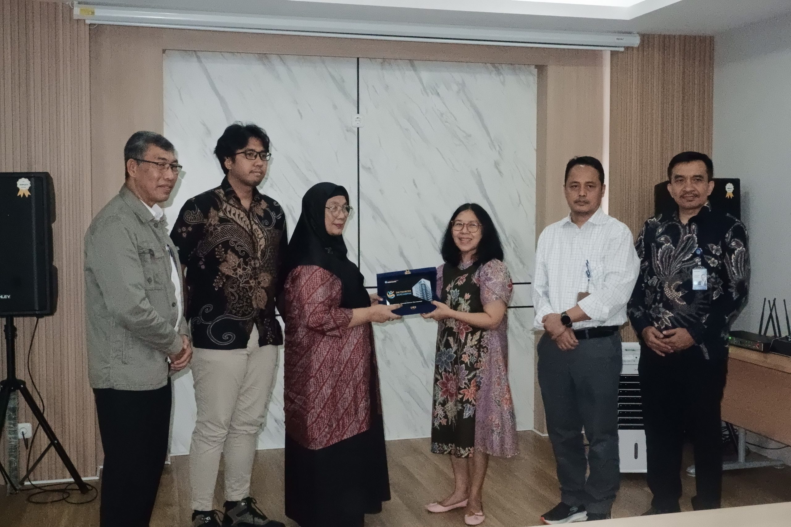 Penyerahan SK Anumerta kepada Keluarga Alm. Nuke Nugraha